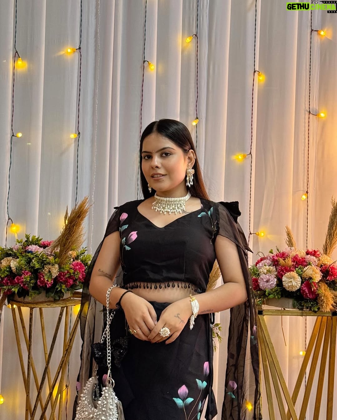 Khyati Sonigra - 44.1K Likes - Wo noor 🖤✨ 

Outfit - @_antique_fashion_ 
Jewellary - @doro.surat 

#insta #outfit #black #instalike #instafeed #wedding #vibes