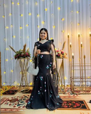 Khyati Sonigra Instagram - Wo noor 🖤✨ 

Outfit - @_antique_fashion_ 
Jewellary - @doro.surat 

#insta #outfit #black #instalike #instafeed #wedding #vibes