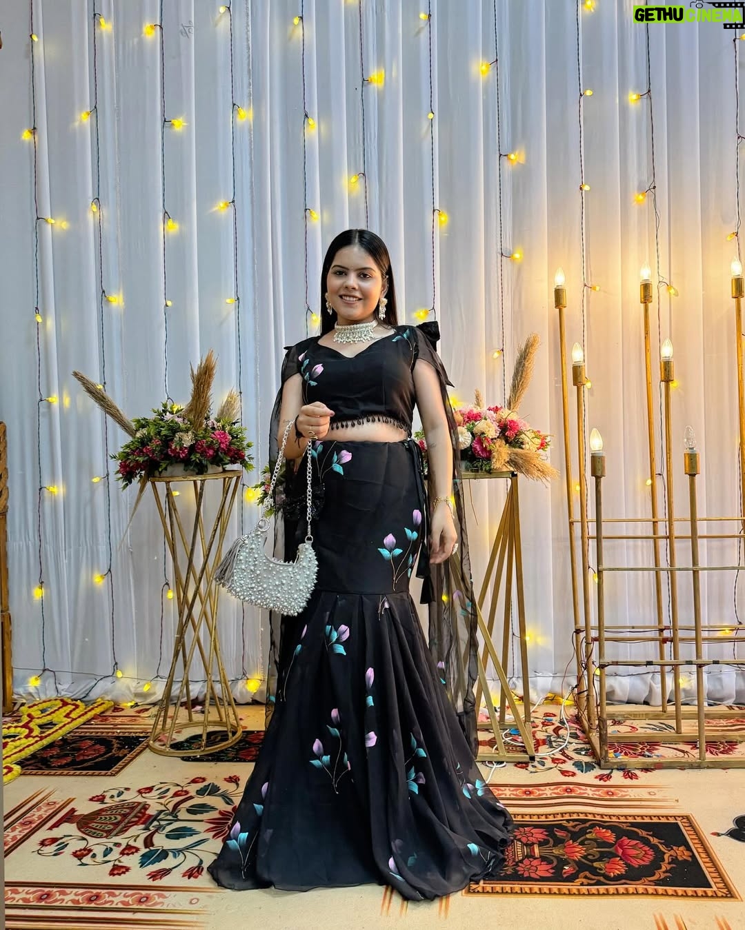 Khyati Sonigra - 44.1K Likes - Wo noor 🖤✨ 

Outfit - @_antique_fashion_ 
Jewellary - @doro.surat 

#insta #outfit #black #instalike #instafeed #wedding #vibes