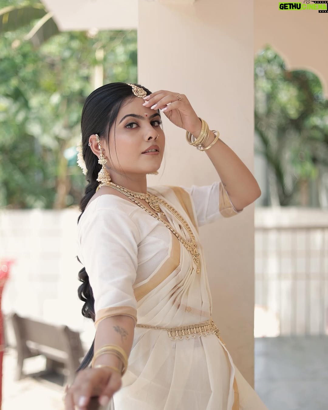 Khyati Sonigra - 71.4K Likes - Titli ✨🦋
.
.
.
.
Makeup & hair @riya.s___makeover 
Shoot by - @godfather_bridalshoot 
.
.
.
#southindian #look #bride #song #instagram #instagood #instafam #famlove