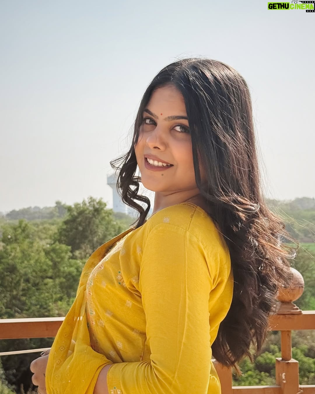 Khyati Sonigra - 40.5K Likes - Drop yellow comments🌻

#instagood #instafit #photograph #village #trending #song #shaky #love #instamood