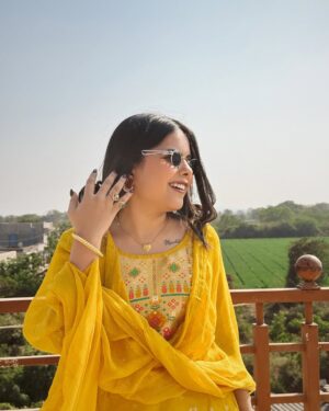 Khyati Sonigra Instagram - Drop yellow comments🌻

#instagood #instafit #photograph #village #trending #song #shaky #love #instamood