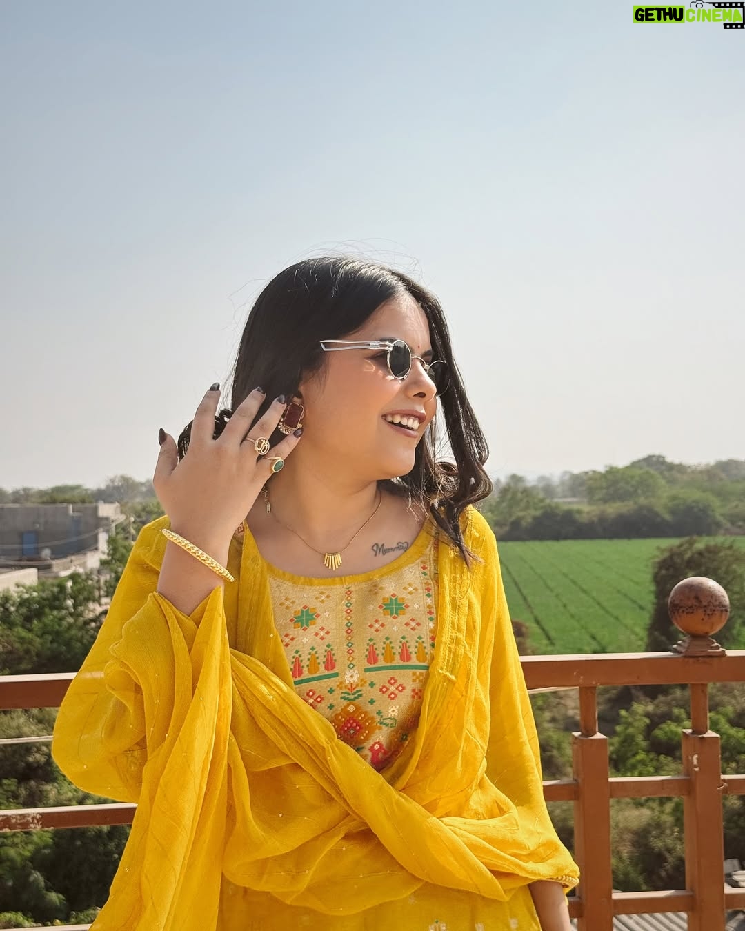 Khyati Sonigra - 40.5K Likes - Drop yellow comments🌻

#instagood #instafit #photograph #village #trending #song #shaky #love #instamood