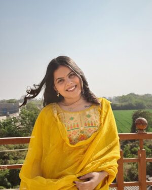 Khyati Sonigra Instagram - Drop yellow comments🌻

#instagood #instafit #photograph #village #trending #song #shaky #love #instamood