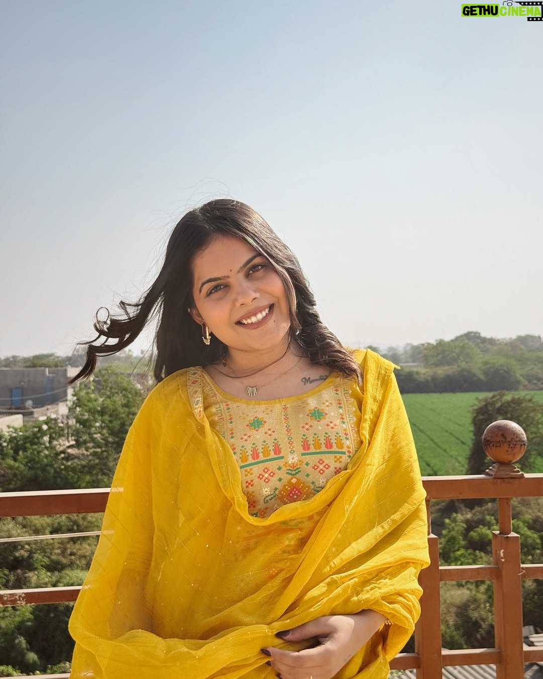 Khyati Sonigra - 40.5K Likes - Drop yellow comments🌻

#instagood #instafit #photograph #village #trending #song #shaky #love #instamood