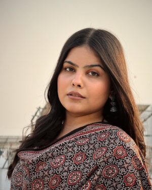 Khyati Sonigra Instagram - वो, उसकी आँखें , उसकी बातें 
और एक ये फीका फीका सा ज़माना 👀✨

#uttarayan25 #instagram #instapost #instagood #instagram #instafeed