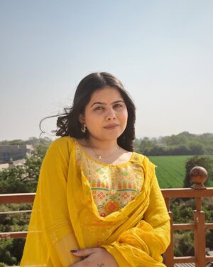Khyati Sonigra Instagram - Drop yellow comments🌻

#instagood #instafit #photograph #village #trending #song #shaky #love #instamood
