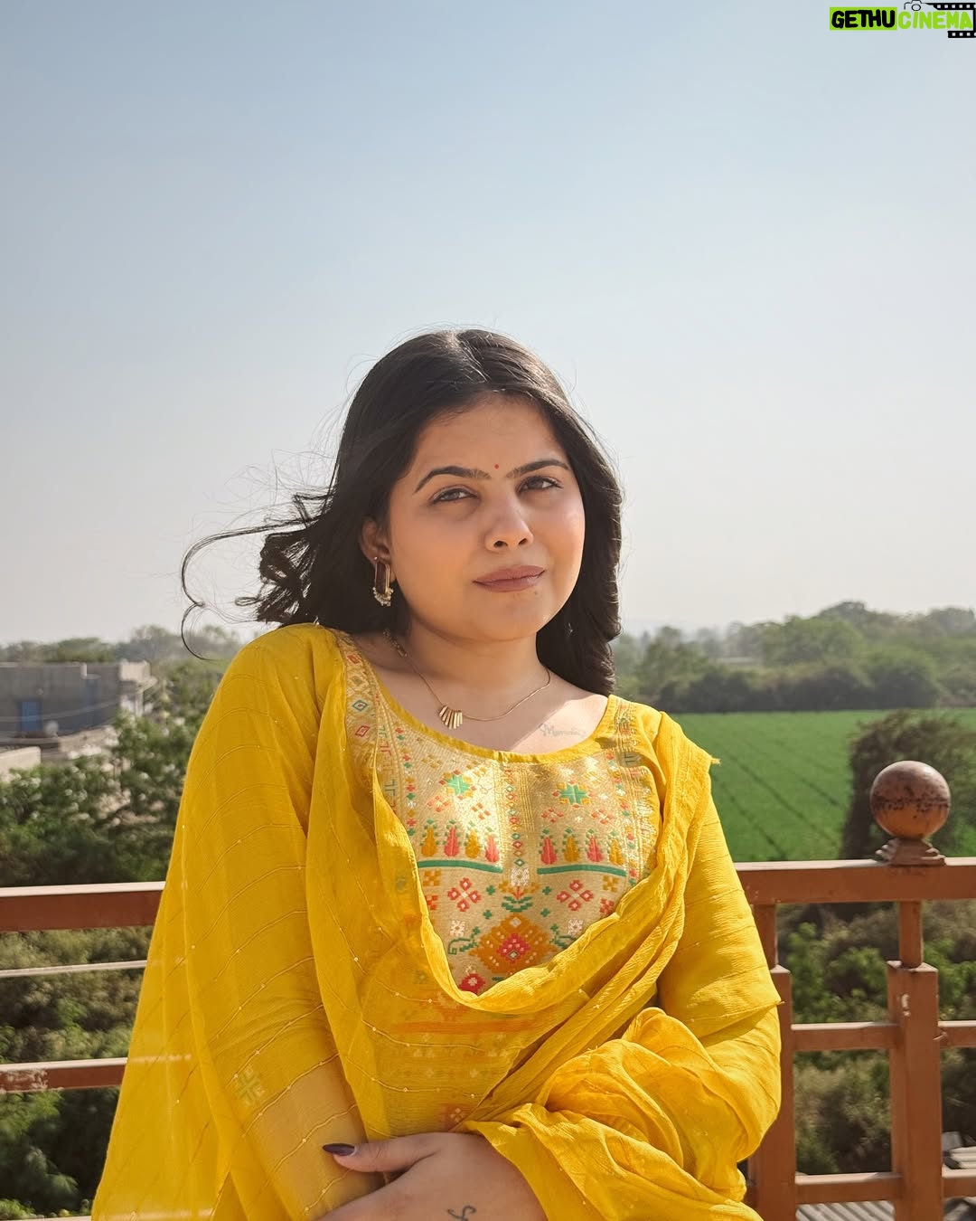 Khyati Sonigra - 40.5K Likes - Drop yellow comments🌻

#instagood #instafit #photograph #village #trending #song #shaky #love #instamood