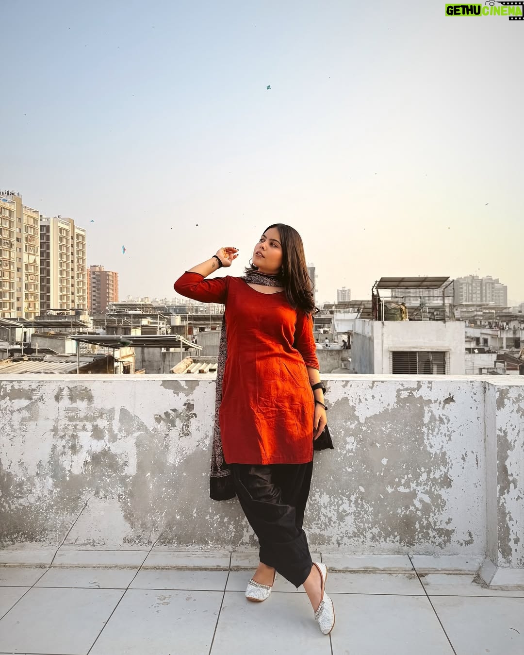 Khyati Sonigra - 79.6K Likes - वो, उसकी आँखें , उसकी बातें 
और एक ये फीका फीका सा ज़माना 👀✨

#uttarayan25 #instagram #instapost #instagood #instagram #instafeed