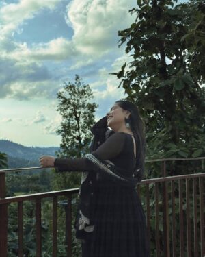 Khyati Sonigra Instagram - अनजाने ही तेरे नैनो ने वादे किए कई सारे है 👀🖤 

#instagram #instagood #instafeed #love #old #songs