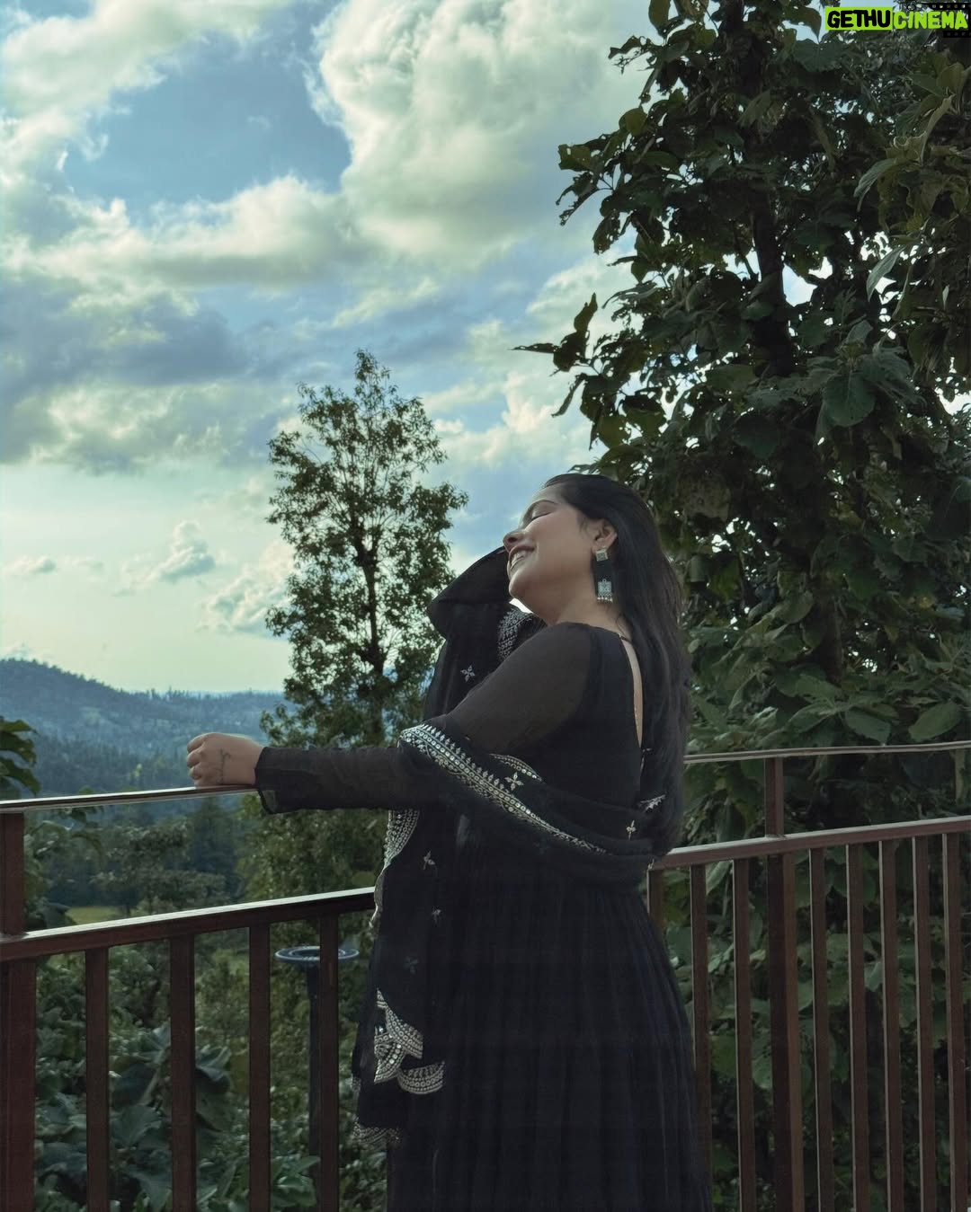 Khyati Sonigra - 37.3K Likes - अनजाने ही तेरे नैनो ने वादे किए कई सारे है 👀🖤 

#instagram #instagood #instafeed #love #old #songs