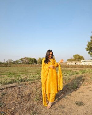 Khyati Sonigra Instagram - Drop yellow comments🌻

#instagood #instafit #photograph #village #trending #song #shaky #love #instamood