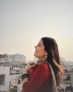 Khyati Sonigra Instagram - वो, उसकी आँखें , उसकी बातें 
और एक ये फीका फीका सा ज़माना 👀✨

#uttarayan25 #instagram #instapost #instagood #instagram #instafeed