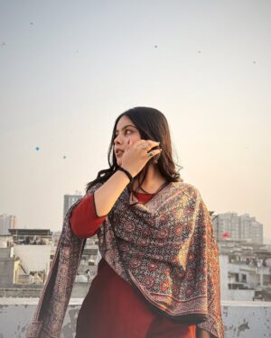 Khyati Sonigra Instagram - वो, उसकी आँखें , उसकी बातें 
और एक ये फीका फीका सा ज़माना 👀✨

#uttarayan25 #instagram #instapost #instagood #instagram #instafeed