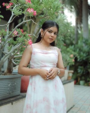 Khyati Sonigra Instagram - Looking for you 👀✨ 
.
.
.
Click - @mr_parthu_photographer 
Outfit - @ragga.surat 
.
.
.
#outfit #follow #love #instagram #post #instafeed #instafeed #instagood