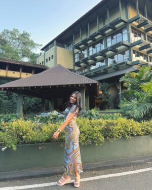 Khyati Sonigra Instagram - A moment 💗 

#3amsquad #instapost #love #srilanka #visit #instagood #instagram #famlove
