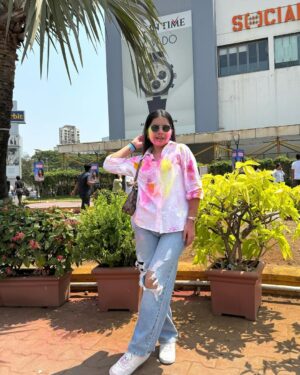 Khyati Sonigra Instagram - Ameeri ka dusra naam holi ke din white kapde pehen kar jaana 😮‍💨 

Aapki holi kaisi gayi ?? 

#instagood #instafam #holi #mumbai #memories #instagram
