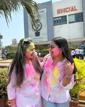 Khyati Sonigra Instagram - Ameeri ka dusra naam holi ke din white kapde pehen kar jaana 😮‍💨 

Aapki holi kaisi gayi ?? 

#instagood #instafam #holi #mumbai #memories #instagram