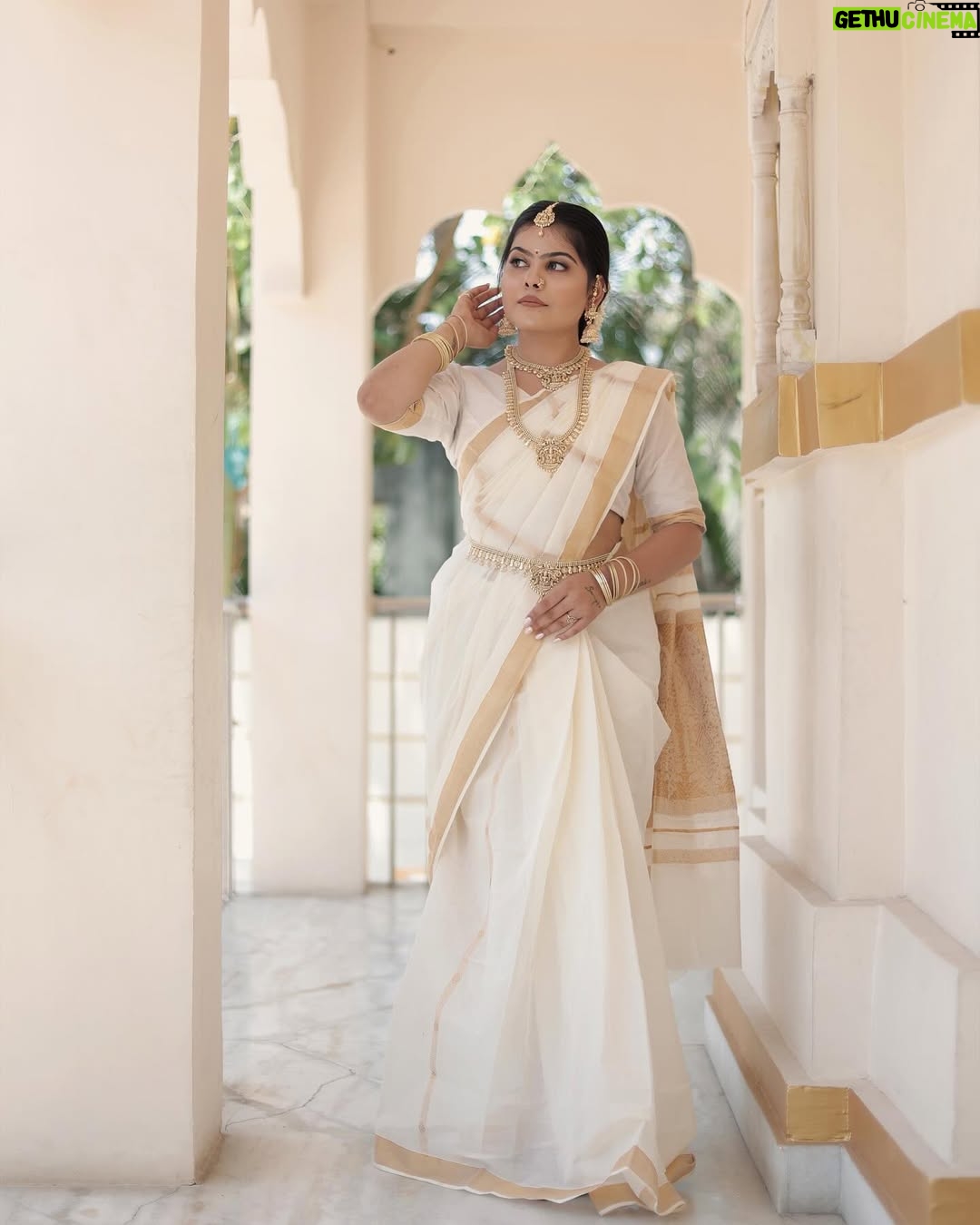 Khyati Sonigra - 71.4K Likes - Titli ✨🦋
.
.
.
.
Makeup & hair @riya.s___makeover 
Shoot by - @godfather_bridalshoot 
.
.
.
#southindian #look #bride #song #instagram #instagood #instafam #famlove