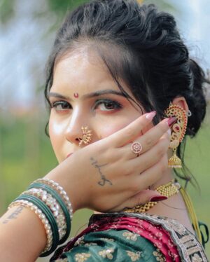 Khyati Sonigra Instagram - ॐ गं गणपतये नमः 

Happy ganesh chaturthi 🫶🏻✨ 

Makeup & hair - @riya.s___makeover 
Edit - @mr._nd_photography 

#insta #ganesh #instagood #instagram #newpost #ganeshfestival #ganeshchaturthi #instafashion