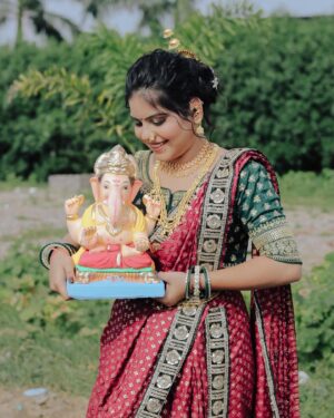 Khyati Sonigra Instagram - ॐ गं गणपतये नमः 

Happy ganesh chaturthi 🫶🏻✨ 

Makeup & hair - @riya.s___makeover 
Edit - @mr._nd_photography 

#insta #ganesh #instagood #instagram #newpost #ganeshfestival #ganeshchaturthi #instafashion