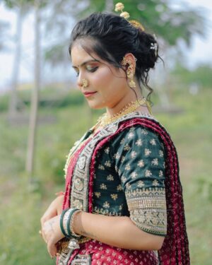 Khyati Sonigra Instagram - ॐ गं गणपतये नमः 

Happy ganesh chaturthi 🫶🏻✨ 

Makeup & hair - @riya.s___makeover 
Edit - @mr._nd_photography 

#insta #ganesh #instagood #instagram #newpost #ganeshfestival #ganeshchaturthi #instafashion