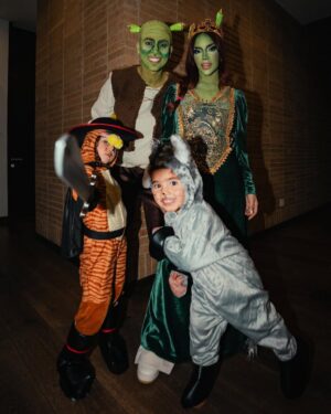 Kimberly Loaiza Instagram - FELIZ HALLOWEEN de parte de la familia JUKISHREK 🎃
