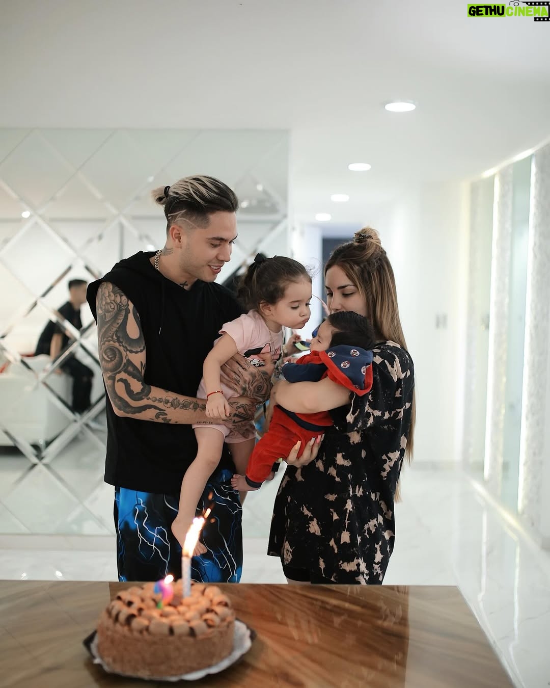 Kimberly Loaiza - 1.5 Million Likes - No hay rol más desafiante ni más hermoso que ser mamá, a veces dudo si lo estoy haciendo bien pero entonces ellos me miran como si fuera mágica.
Kima y Juanito, gracias por elegirme en esta vida, los amo con todo mi corazón ❤️

¡Feliz día a todas las mamás mágicas! ✨🪄