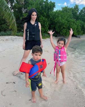 Kimberly Loaiza Instagram - No hay rol más desafiante ni más hermoso que ser mamá, a veces dudo si lo estoy haciendo bien pero entonces ellos me miran como si fuera mágica.
Kima y Juanito, gracias por elegirme en esta vida, los amo con todo mi corazón ❤️
¡Feliz día a todas las mamás mágicas! ✨🪄