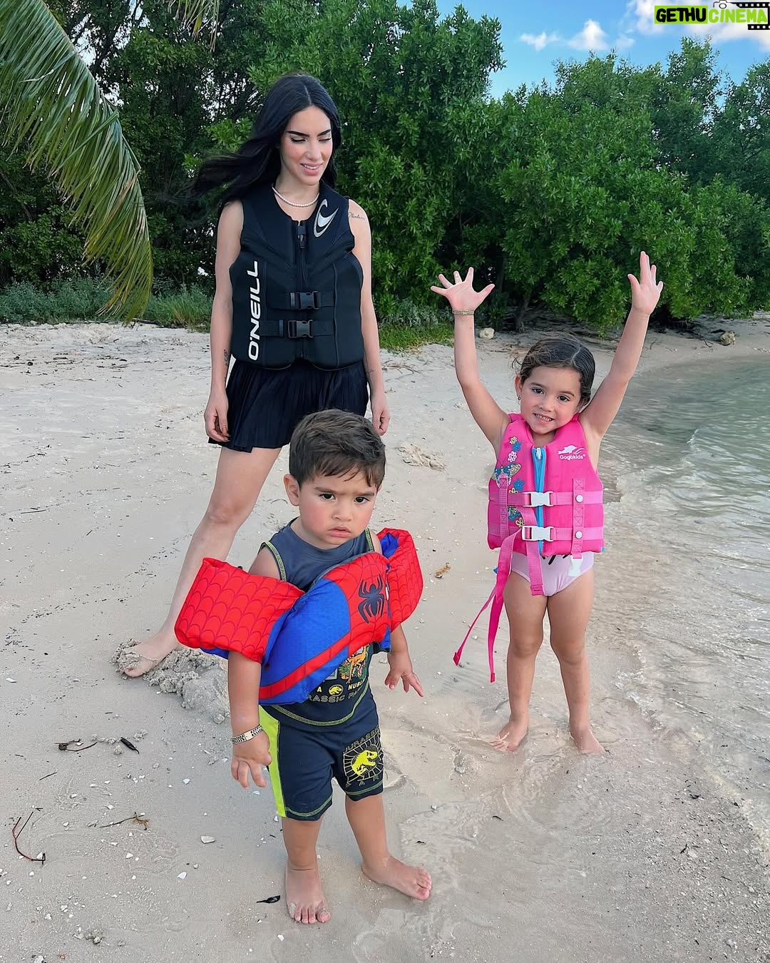 Kimberly Loaiza - 1.5 Million Likes - No hay rol más desafiante ni más hermoso que ser mamá, a veces dudo si lo estoy haciendo bien pero entonces ellos me miran como si fuera mágica.
Kima y Juanito, gracias por elegirme en esta vida, los amo con todo mi corazón ❤️

¡Feliz día a todas las mamás mágicas! ✨🪄