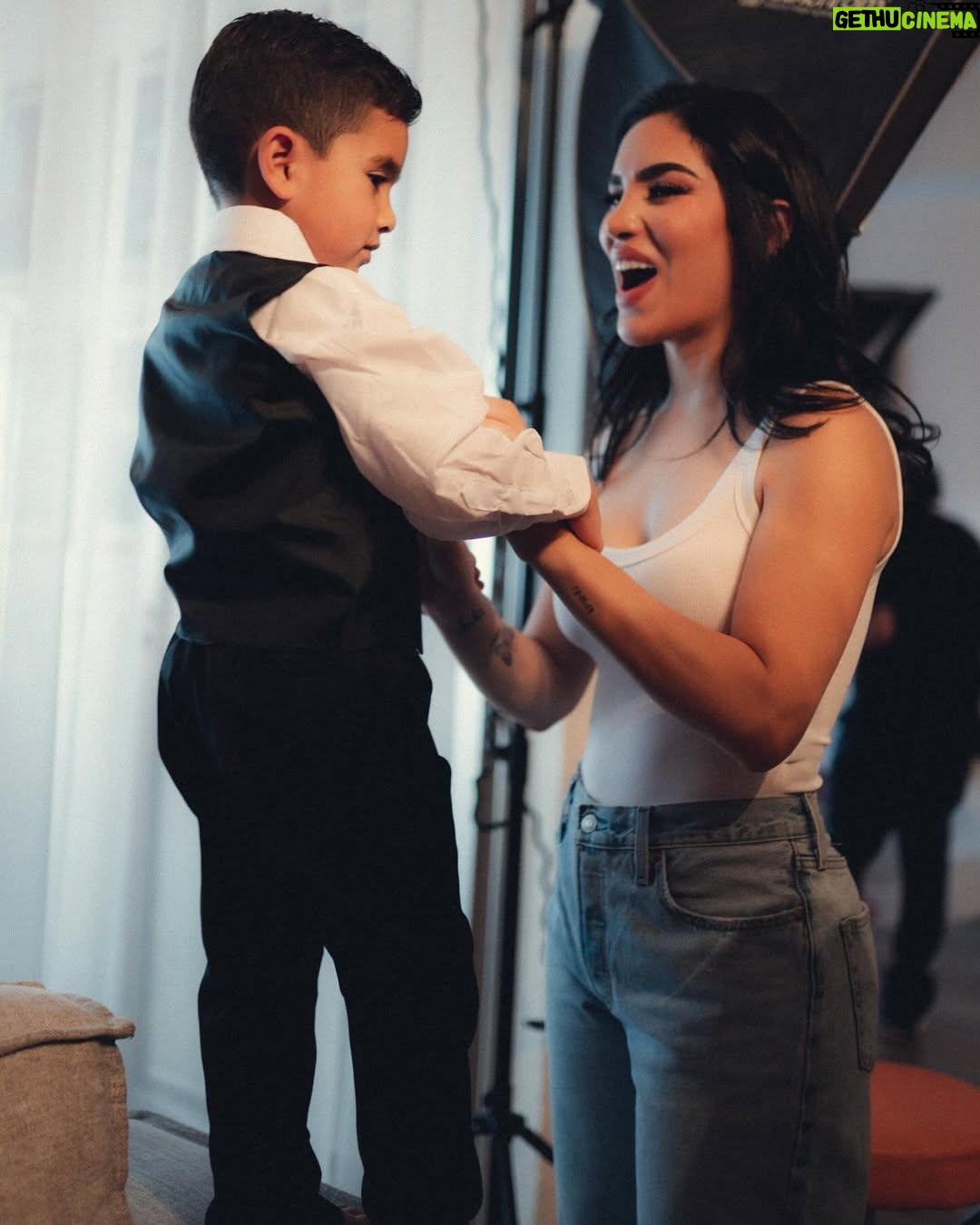 Kimberly Loaiza - 1.5 Million Likes - No hay rol más desafiante ni más hermoso que ser mamá, a veces dudo si lo estoy haciendo bien pero entonces ellos me miran como si fuera mágica.
Kima y Juanito, gracias por elegirme en esta vida, los amo con todo mi corazón ❤️

¡Feliz día a todas las mamás mágicas! ✨🪄