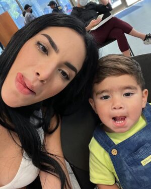 Kimberly Loaiza Instagram - No hay rol más desafiante ni más hermoso que ser mamá, a veces dudo si lo estoy haciendo bien pero entonces ellos me miran como si fuera mágica.
Kima y Juanito, gracias por elegirme en esta vida, los amo con todo mi corazón ❤️
¡Feliz día a todas las mamás mágicas! ✨🪄