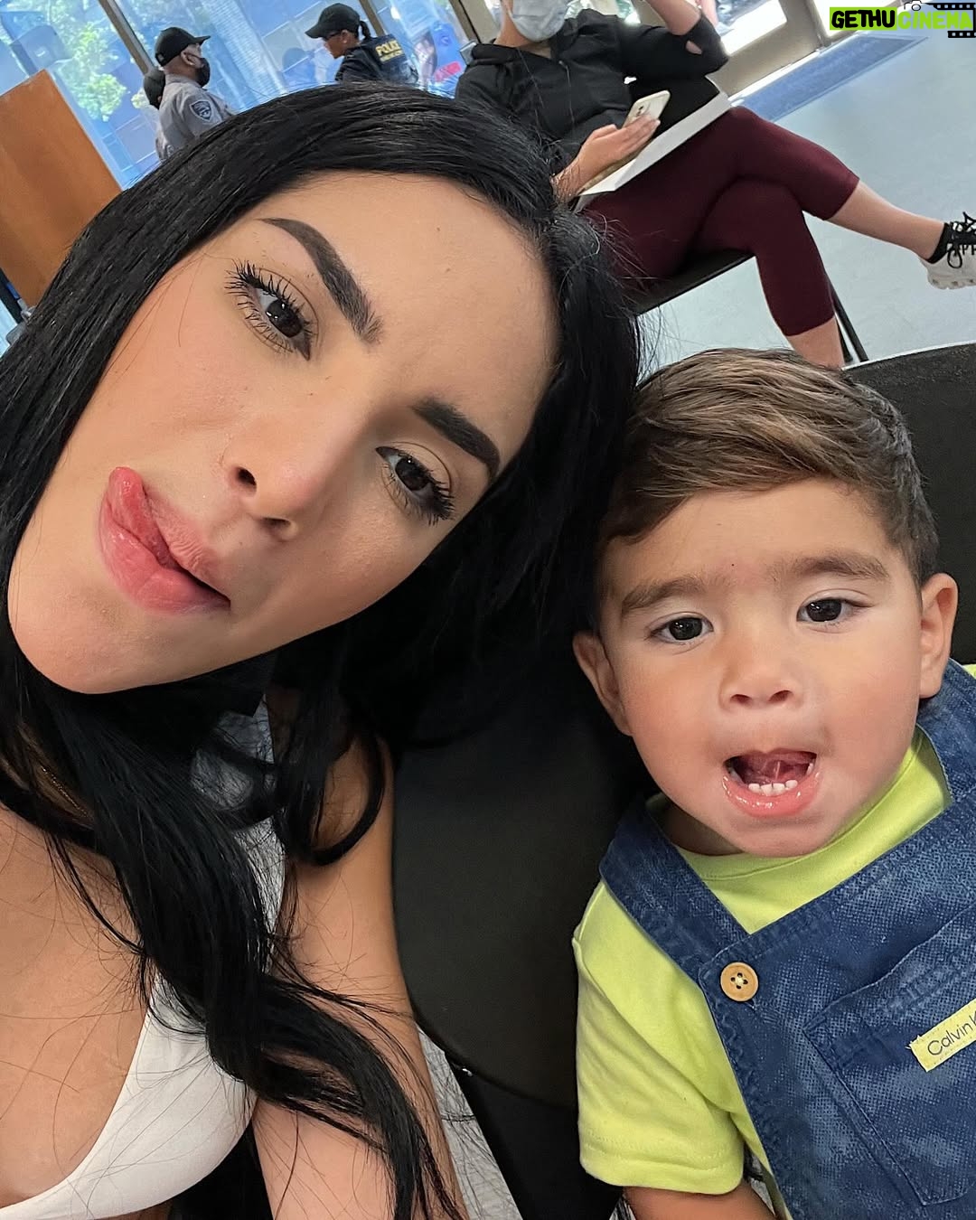 Kimberly Loaiza - 1.5 Million Likes - No hay rol más desafiante ni más hermoso que ser mamá, a veces dudo si lo estoy haciendo bien pero entonces ellos me miran como si fuera mágica.
Kima y Juanito, gracias por elegirme en esta vida, los amo con todo mi corazón ❤️

¡Feliz día a todas las mamás mágicas! ✨🪄