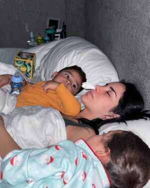 Kimberly Loaiza Instagram - No hay rol más desafiante ni más hermoso que ser mamá, a veces dudo si lo estoy haciendo bien pero entonces ellos me miran como si fuera mágica.
Kima y Juanito, gracias por elegirme en esta vida, los amo con todo mi corazón ❤️
¡Feliz día a todas las mamás mágicas! ✨🪄