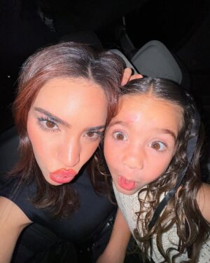 Kimberly Loaiza Instagram - No hay rol más desafiante ni más hermoso que ser mamá, a veces dudo si lo estoy haciendo bien pero entonces ellos me miran como si fuera mágica.
Kima y Juanito, gracias por elegirme en esta vida, los amo con todo mi corazón ❤️
¡Feliz día a todas las mamás mágicas! ✨🪄