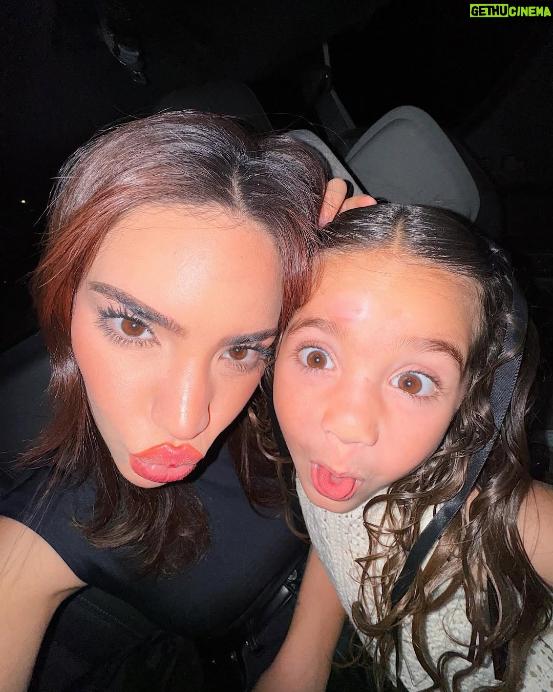 Kimberly Loaiza - 1.5 Million Likes - No hay rol más desafiante ni más hermoso que ser mamá, a veces dudo si lo estoy haciendo bien pero entonces ellos me miran como si fuera mágica.
Kima y Juanito, gracias por elegirme en esta vida, los amo con todo mi corazón ❤️

¡Feliz día a todas las mamás mágicas! ✨🪄