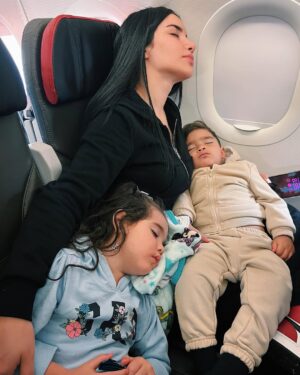 Kimberly Loaiza Instagram - No hay rol más desafiante ni más hermoso que ser mamá, a veces dudo si lo estoy haciendo bien pero entonces ellos me miran como si fuera mágica.
Kima y Juanito, gracias por elegirme en esta vida, los amo con todo mi corazón ❤️
¡Feliz día a todas las mamás mágicas! ✨🪄