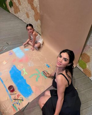 Kimberly Loaiza Instagram - No hay rol más desafiante ni más hermoso que ser mamá, a veces dudo si lo estoy haciendo bien pero entonces ellos me miran como si fuera mágica.
Kima y Juanito, gracias por elegirme en esta vida, los amo con todo mi corazón ❤️
¡Feliz día a todas las mamás mágicas! ✨🪄