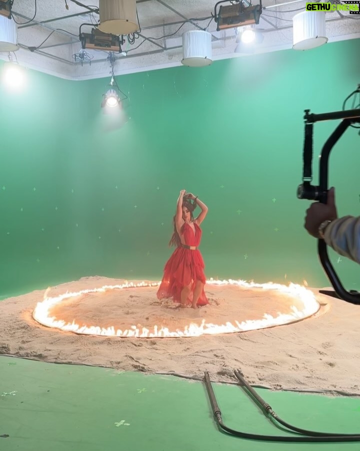 Kimberly Loaiza - 1.1 Million Likes - Preparando cositas para la Gira 🤫 CDMX nos vemos en un mes, ¿listos para el inicio de la Despedida Tour? 🔥