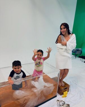 Kimberly Loaiza Instagram - Preparando cositas para la Gira 🤫 CDMX nos vemos en un mes, ¿listos para el inicio de la Despedida Tour? 🔥