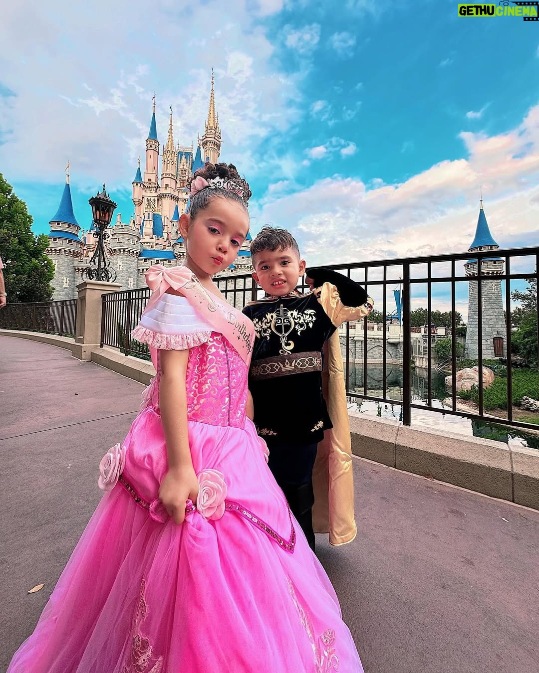 Kimberly Loaiza - 1.6 Million Likes - Nada que temer, el príncipe Juanito me cuida de cualquier cosa hihihi 🤭