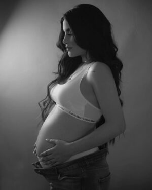 Kimberly Loaiza Instagram - Oficialmente hoy se cumplen los mejores 5 años de mi vida ✨ gracias Kima por hacerme mamá y enseñarme niveles de amor que no conocía, te amo con mi alma y juro que estaré para ti en las buenas y en la malas. HBD para la mujer de mi vida, para mi siempre serás la princesa más linda 🎂🥳