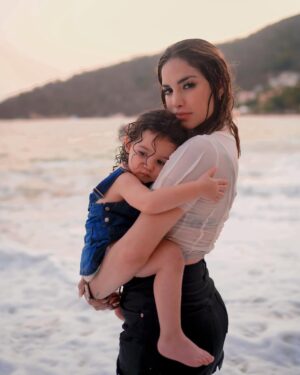 Kimberly Loaiza Instagram - Oficialmente hoy se cumplen los mejores 5 años de mi vida ✨ gracias Kima por hacerme mamá y enseñarme niveles de amor que no conocía, te amo con mi alma y juro que estaré para ti en las buenas y en la malas. HBD para la mujer de mi vida, para mi siempre serás la princesa más linda 🎂🥳