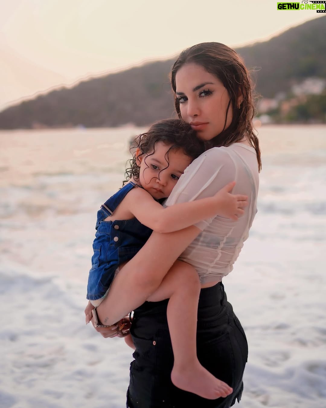 Kimberly Loaiza - 2.1 Million Likes - Oficialmente hoy se cumplen los mejores 5 años de mi vida ✨ gracias Kima por hacerme mamá y enseñarme niveles de amor que no conocía, te amo con mi alma y juro que estaré para ti en las buenas y en la malas. HBD para la mujer de mi vida, para mi siempre serás la princesa más linda 🎂🥳