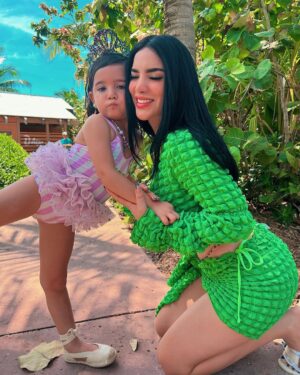 Kimberly Loaiza Instagram - Oficialmente hoy se cumplen los mejores 5 años de mi vida ✨ gracias Kima por hacerme mamá y enseñarme niveles de amor que no conocía, te amo con mi alma y juro que estaré para ti en las buenas y en la malas. HBD para la mujer de mi vida, para mi siempre serás la princesa más linda 🎂🥳
