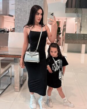 Kimberly Loaiza Instagram - Oficialmente hoy se cumplen los mejores 5 años de mi vida ✨ gracias Kima por hacerme mamá y enseñarme niveles de amor que no conocía, te amo con mi alma y juro que estaré para ti en las buenas y en la malas. HBD para la mujer de mi vida, para mi siempre serás la princesa más linda 🎂🥳