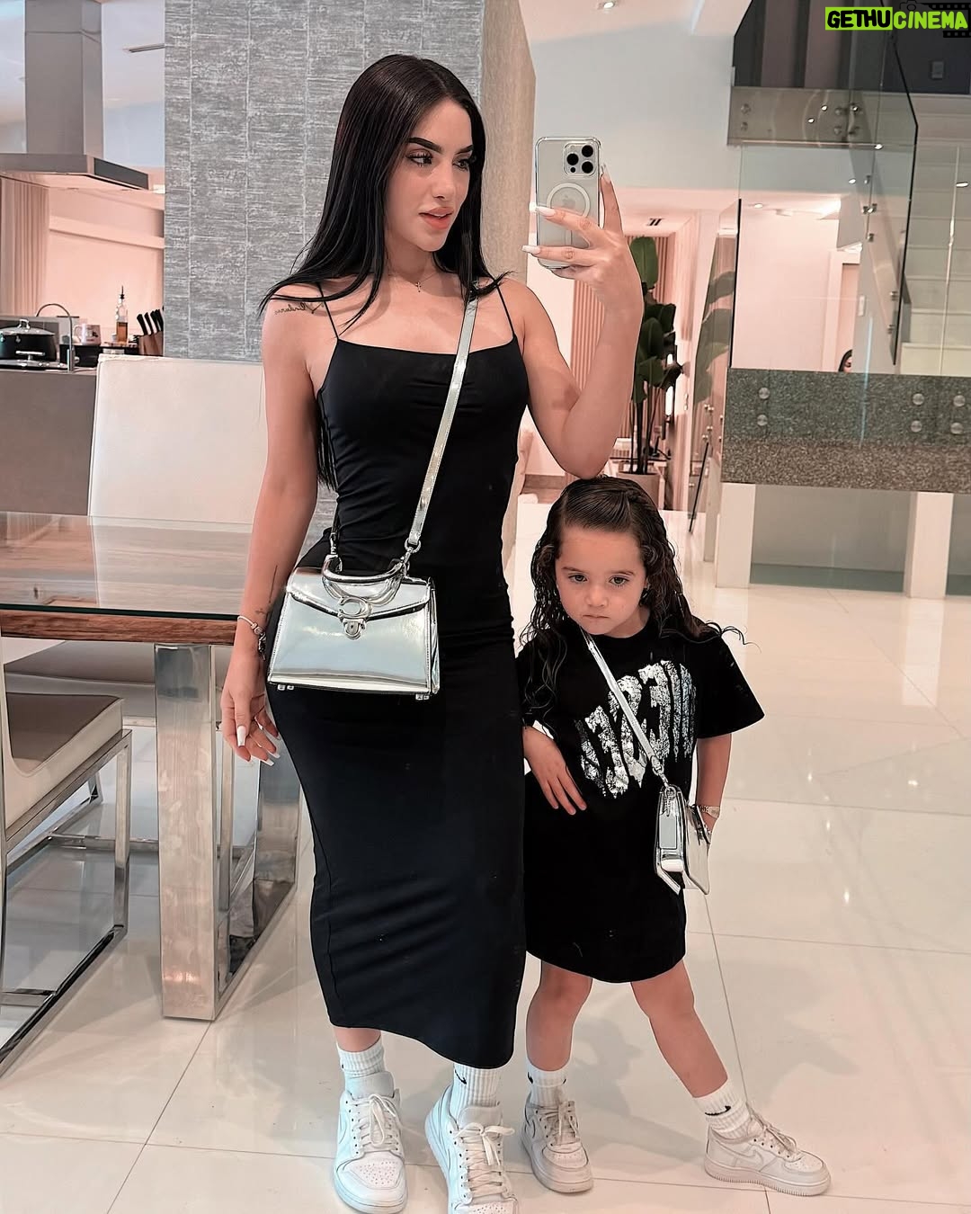 Kimberly Loaiza - 2.1 Million Likes - Oficialmente hoy se cumplen los mejores 5 años de mi vida ✨ gracias Kima por hacerme mamá y enseñarme niveles de amor que no conocía, te amo con mi alma y juro que estaré para ti en las buenas y en la malas. HBD para la mujer de mi vida, para mi siempre serás la princesa más linda 🎂🥳