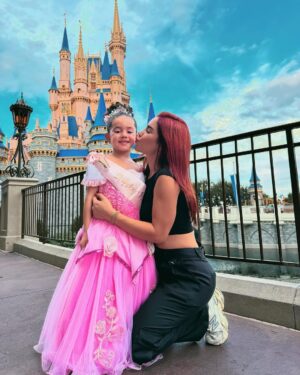 Kimberly Loaiza Instagram - Oficialmente hoy se cumplen los mejores 5 años de mi vida ✨ gracias Kima por hacerme mamá y enseñarme niveles de amor que no conocía, te amo con mi alma y juro que estaré para ti en las buenas y en la malas. HBD para la mujer de mi vida, para mi siempre serás la princesa más linda 🎂🥳