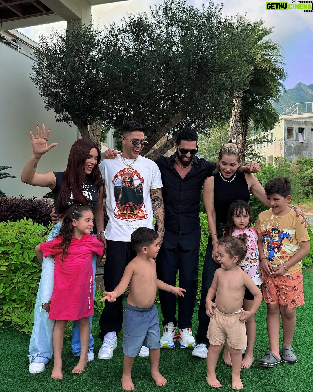 Kimberly Loaiza - 1.1 Million Likes - Así posan pa la foto las nuevas generaciones 🤣