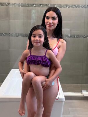 Kimberly Loaiza Instagram - El tiempo pasa y mi amor por ti crece al igual que tú 🥹 todavía me cuesta creer que ya pasaron seis años, el tiempo vuela cuando el corazón está lleno de amor 🫶🏻
Kima mi niña hermosa gracias por elegirme como tu mamá, desde que supe que venías mi vida cambió por completo, iluminaste mi camino, le diste sentido a TODO 💞
Te amo con el alma y te amaré más allá de esta vida.
FELIZ CUMPLEAÑOS MI AMOR 🦋✨